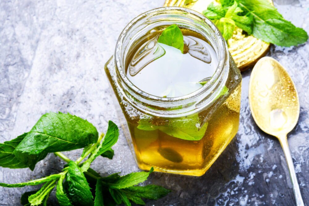 Pár listov, voda a cukor – tak urobíte tú najlepšiu letnú šťavu. Hodí sa ku všetkému