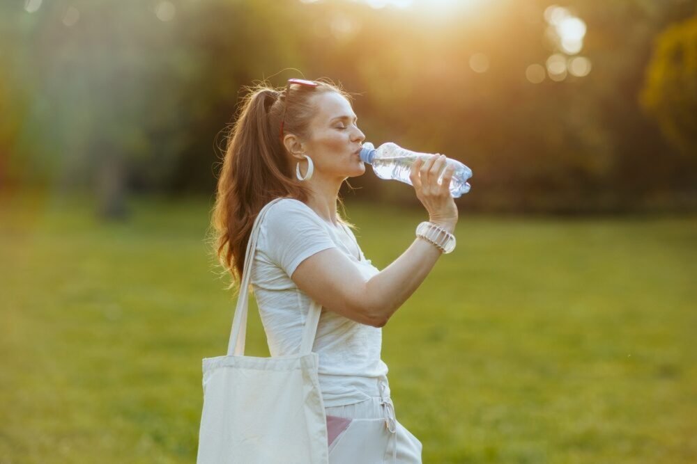 Koľko vody denne vypiť? Naše potreby sa menia. Dôvodom nie je len teplo [PORADŇA]