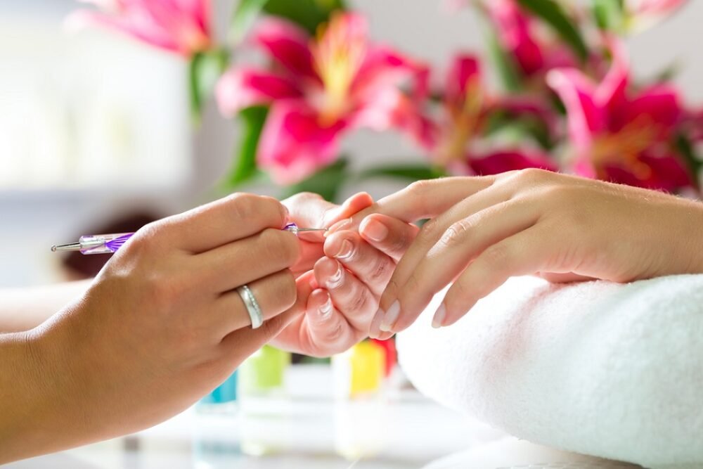 Ešte krajšia ako francúzska manikúra. „Lip oil nails“ je objavom leta 2024
