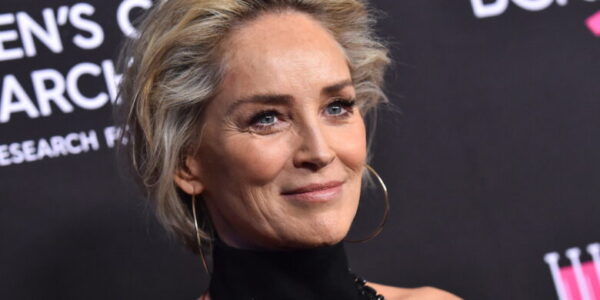 66-ročná Sharon Stone TOPLESS sa chváli svojím maliarskym talentom. Na internet zavesila ODVÁŽNU fotku (FOTO)
