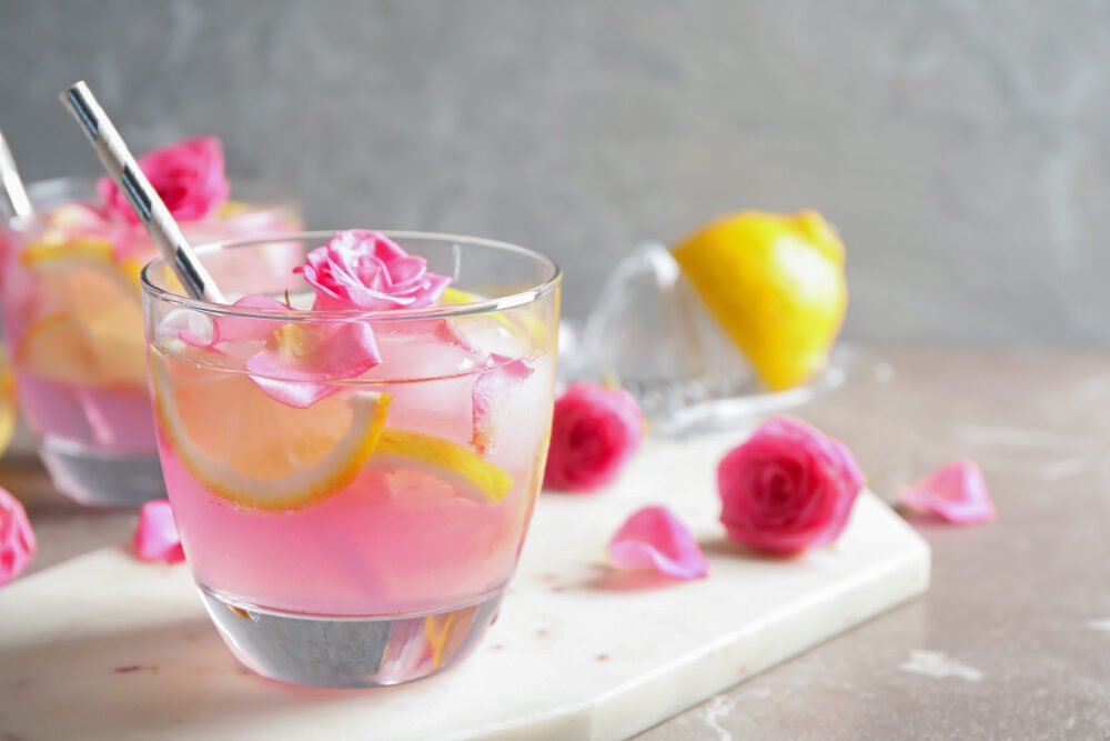 Letné osvieženie priamo zo záhrady. Aromatická ružová limonáda na lenivé popoludnia