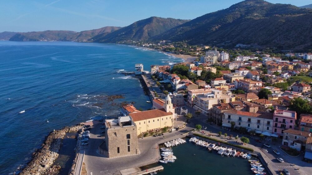 Krásna pláž, talianske podnebie a žiadne davy ľudí. Najkrajšie talianske prímorské letovisko bolo vybrané Krásna pláž, talianske podnebie a žiadne davy ľudí. Najkrajšie talianske prímorské letovisko bolo vybrané