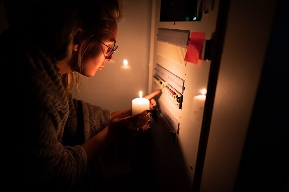 Je obdobie búrok. Ako sa pripraviť na dlhšie výpadky elektriny? Majte na pamäti toto