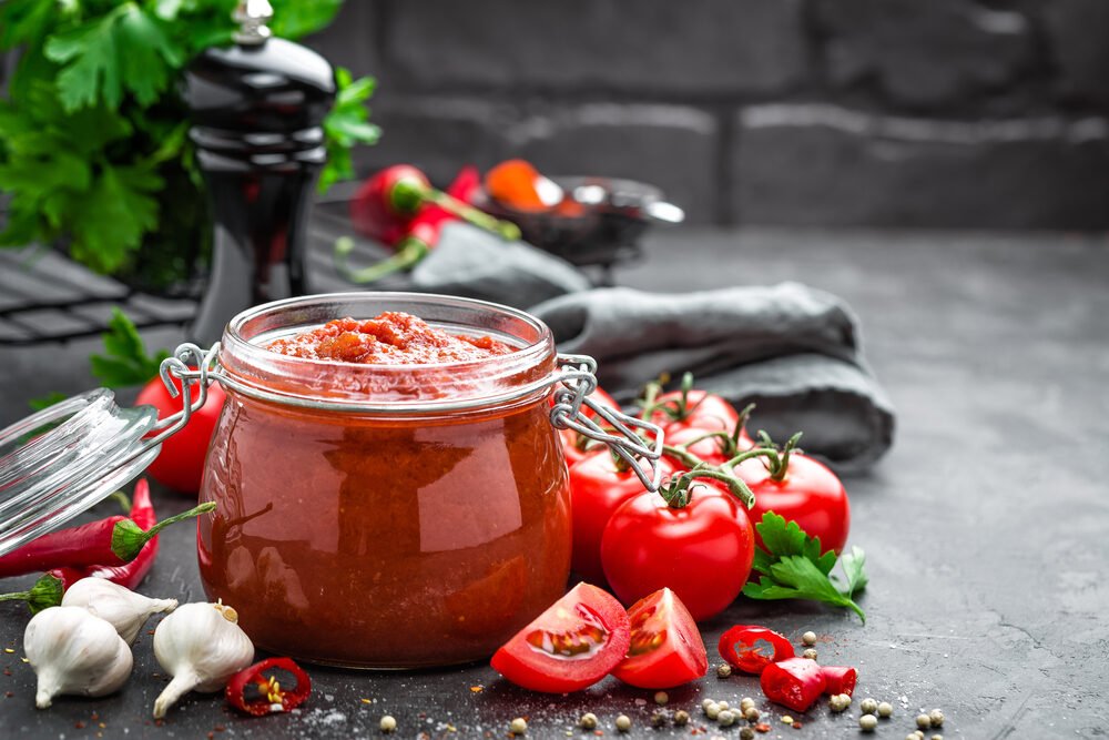 Prvé paradajky sa už červenajú. Objavte recept na najlepší pretlak a nezabudnite na dva prídavky
