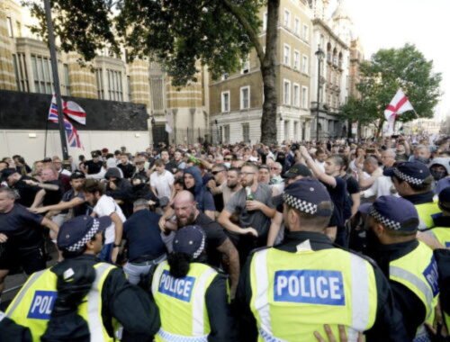 Sedemnásťročného tínedžera obvinili z vraždy troch malých dievčat, útok vyvolal protesty vo viacerých častiach krajiny