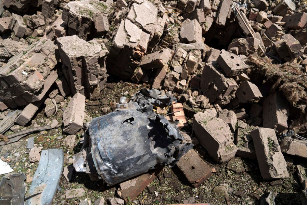 34849_russia_ukraine_war_31841.jpg Trosky dronu spadli na dom ruského opozičného politika v exile na Ukrajine, s manželkou utrpeli zranenia (foto)