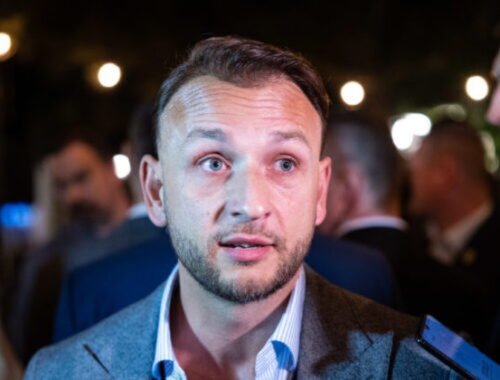 Mladý muž mieril atrapou zbrane do priestoru, kde sa nachádzal aj minister vnútra Šutaj Eštok