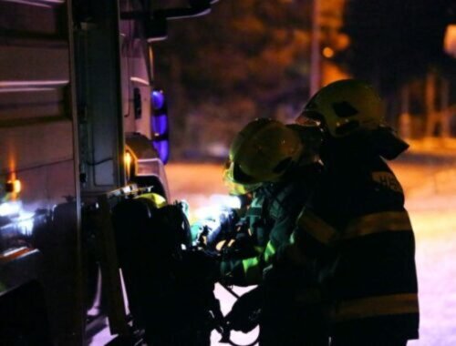 Hasiči zasahovali v noci pri požiaroch, horela chata a bytovka bola zadymená