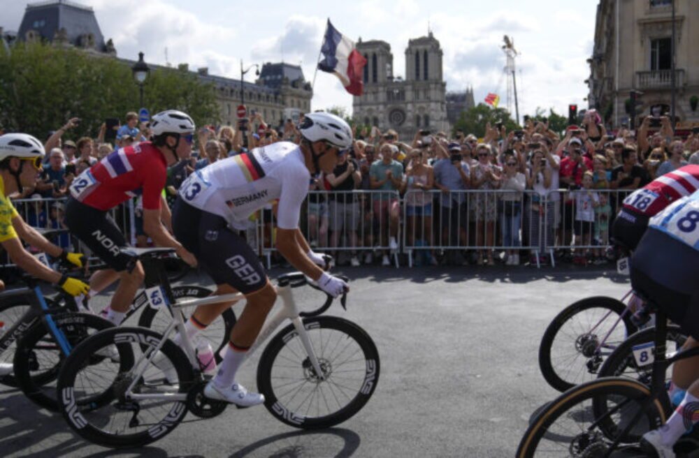 35252_paris_olympics_cycling_00081-640x420.jpg Pocítil som škvŕkanie v bruchu a nedalo sa inak, povedal Politt. Počas olympijských pretekov si odskočil na veľkú potrebu do kaviarne (video)