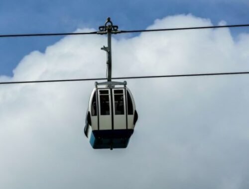 V kabínkovej lanovke uviazlo 20 ľudí, zachraňovať ich museli hasiči