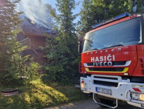 Škoda po požiari drevenice v obci Štôla bola vyčíslená na 300-tisíc eur, polícia vedie trestné stíhanie