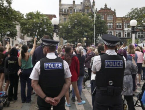 Britská polícia zmobilizovala tisícky špeciálne vycvičených príslušníkov, pripravujú sa na ďalšiu vlnu násilností