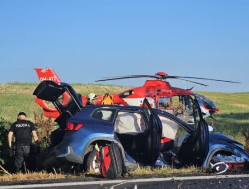 Cestu z obce Blatné na diaľnicu D1 museli pre nehodu uzavrieť, na miesto letel aj vrtuľník