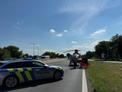 Na D1 pri Bratislave je obmedzená premávka, motocyklista utrpel pri nehode vážne zranenia (foto)