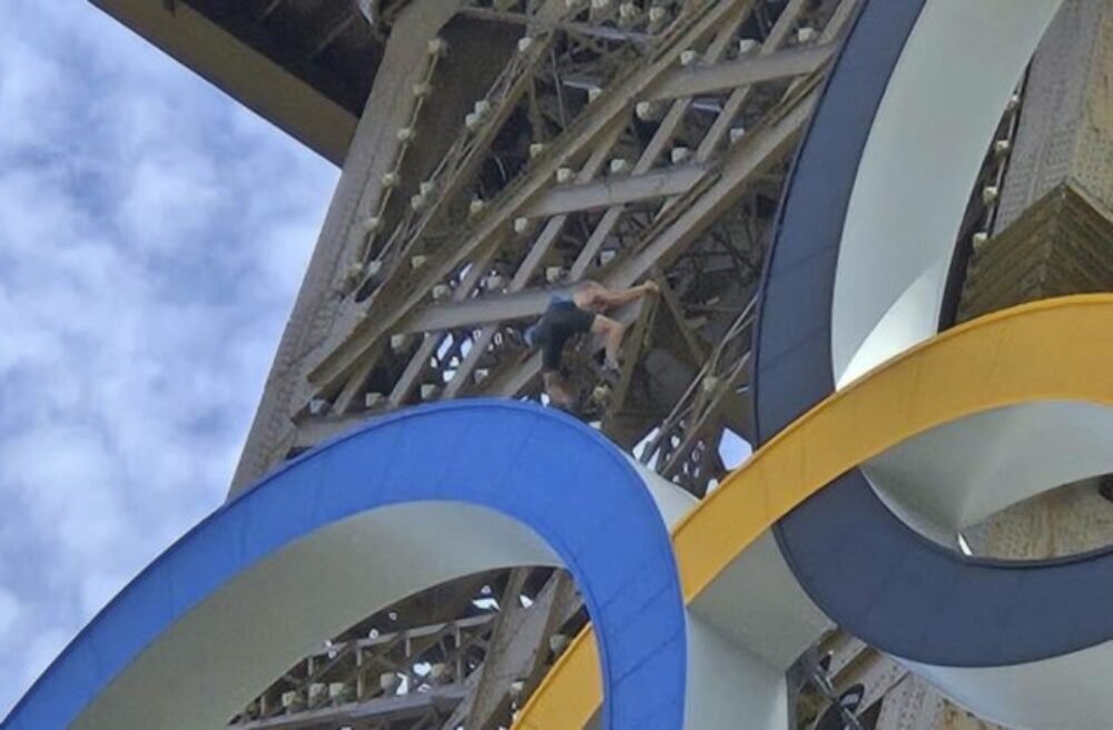 36289_paris_olympics_eiffel_tower_59817-640x420.jpg Eiffelovu vežu museli evakuovať, poplach vyvolal muž lezúci po jej konštrukcii