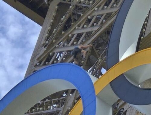 Eiffelovu vežu museli evakuovať, poplach vyvolal muž lezúci po jej konštrukcii
