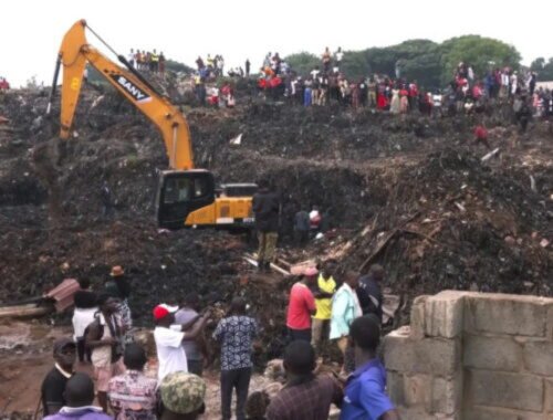 Kolaps na skládke odpadu v hlavnom meste Ugandy zabil najmenej osemnásť ľudí