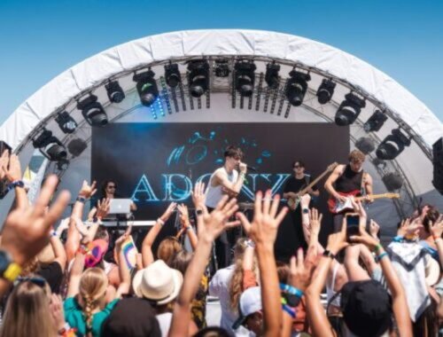 IQOS Zóna prichádza na LOVESTREAM so zábavným programom.  Adonxs predstaví hudobnú novinku, Simona vtipný stand-up