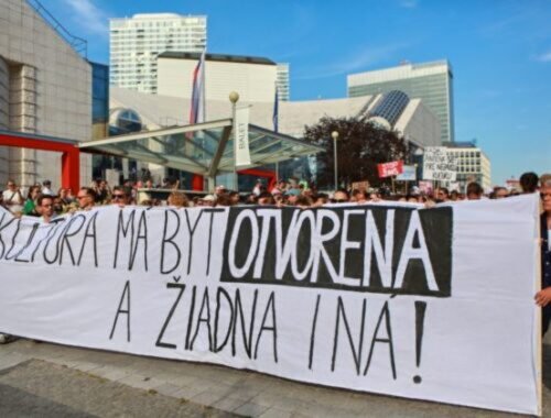 Kultúrna obec a umelci vyjdú do ulíc, protestovať budú proti „ničivým praktikám a ideologickým čistkám“ Šimkovičovej