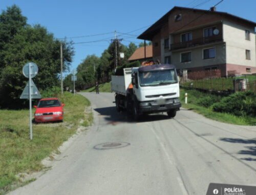 Vodičovi nákladného vozidla pri Čadci vbehol do cesty chodec, pri prevoze do nemocnice zomrel (foto)