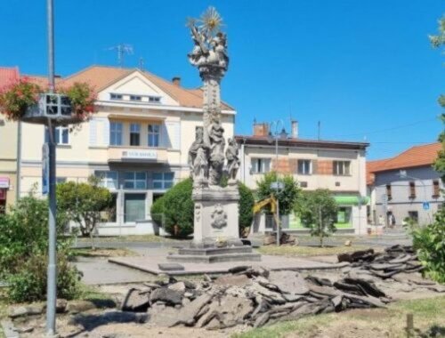 V Krupine začali s rekonštrukciou chodníkov na Svätotrojičnom námestí, mesto sa tak snaží zlepšiť infraštruktúru