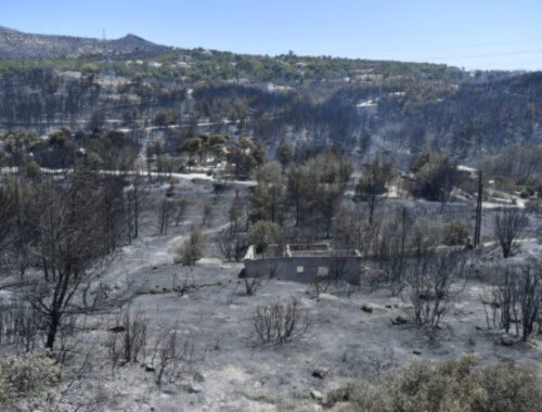 Lesný požiar pri Aténach spálil územie takmer dvojnásobne väčšie ako Manhattan, jeden pracovník prišiel o život