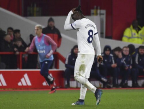 Hráč Tottenhamu sa natočil, ako vdychuje rajský plyn, klub ho suspendoval a tréner mu prehovoril do duše