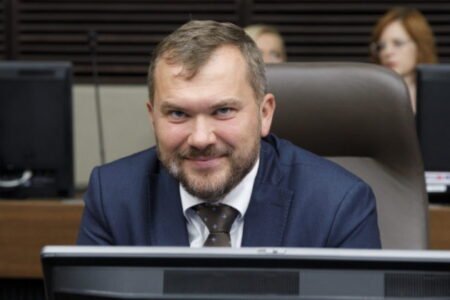 Karas varuje pred útokmi na sudcov, Fico a Kaliňák podľa neho vysielajú nebezpečný signál