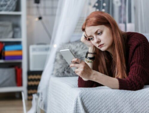 Mladí sú na internete terčom nenávistných správ, môžu za to politické názory aj sexuálna orientácia