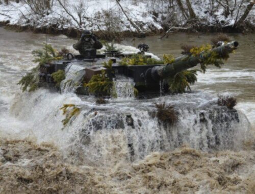 Člen nemeckého Bundestagu vyzval na väčšie dodávky tankov a obrnených vozidiel Ukrajine