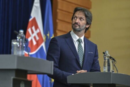 Strnad tvrdí, že neexistuje žiadny tok peňazí medzi CSG a Kaliňákom. Spor pokladá za bezpredmetný a neférový