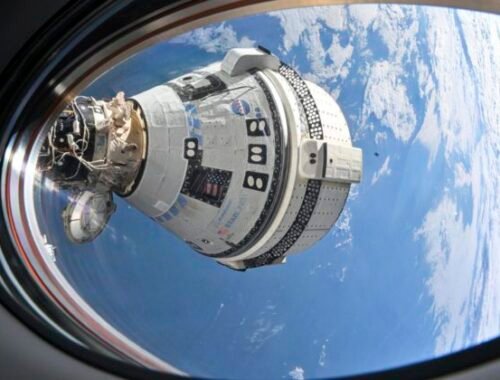 Astronauti sa z vesmírnej stanice nebudú vracať problémovou loďou Starliner, na cestu domov si budú musieť počkať do budúceho roka