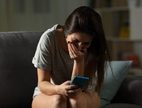 Polícia varuje pred posielaním intímnych záberov cez internet, páchatelia ich zneužívajú na vydieranie