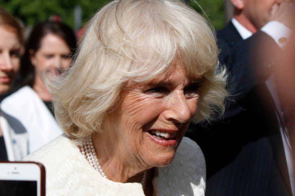 Takto sa v skutočnosti správa kráľovná Camilla. Známy herec prezrádza. „Prišla celá v bielom“