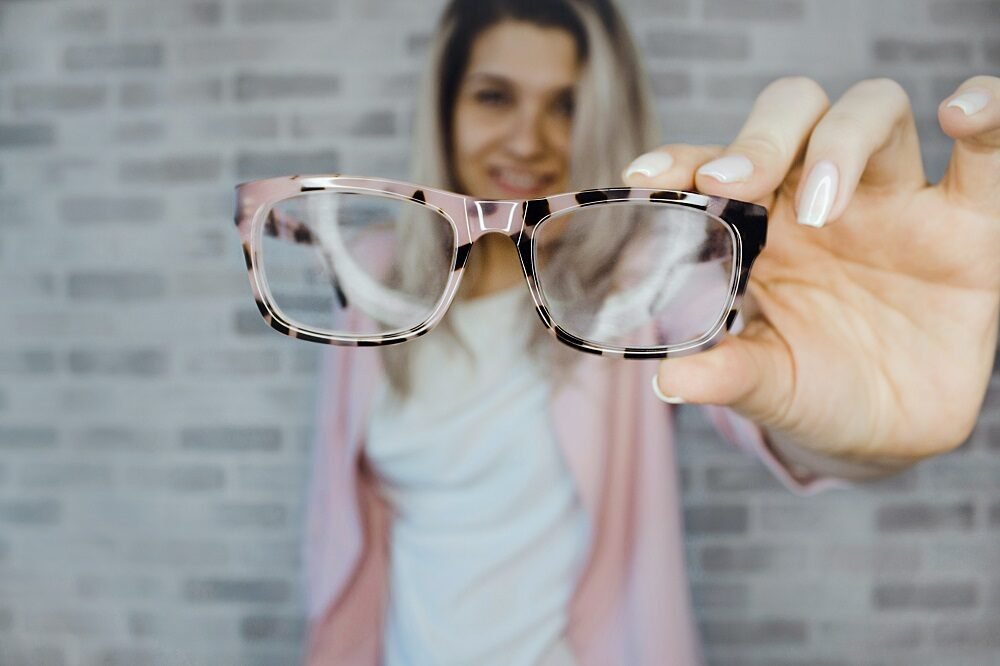 Dávajte si pozor na tieto typy rámov. Tieto dva modely nám opticky pridávajú roky ako žiadne iné