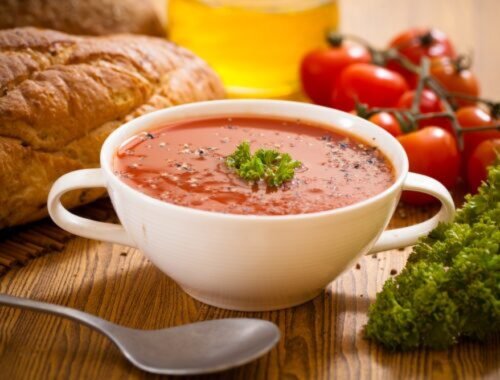 Bez passaty. Ak chcete paradajkovú polievku, použite čerstvé paradajky. Recept je veľmi jednoduchý