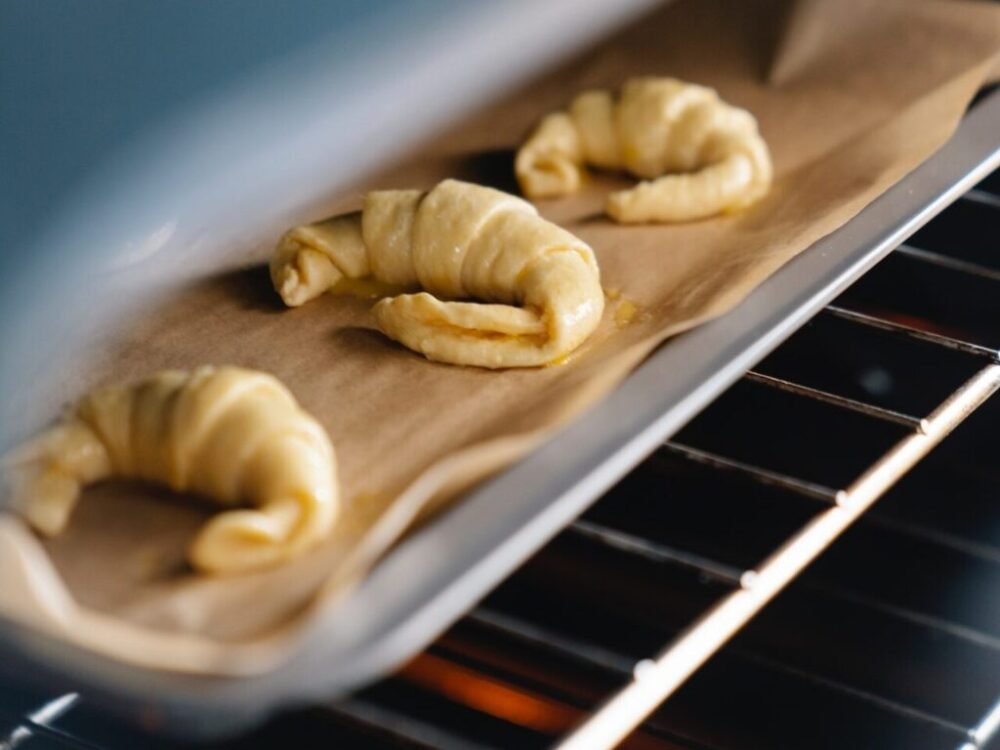Žiadne miesenie, vaľkanie ani skladanie cesta. Tieto croissanty z lístkového cesta pripravíte za 30 minút