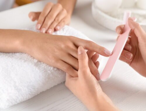 Obyčajné nude nechty sa stávajú minulosťou. Teraz sa stylisti rozhodli pre BB. Elegantné a štýlové v jednom