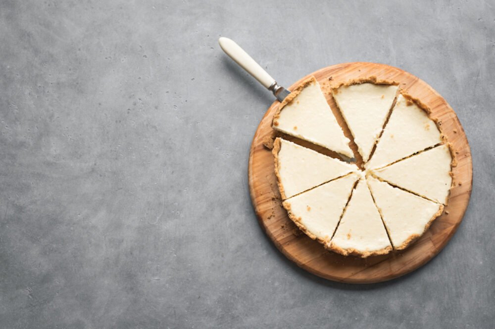 Jednoduchý recept na tvarohový koláč na sušienkach. Bude vlhký, sladký a nikdy nespadne