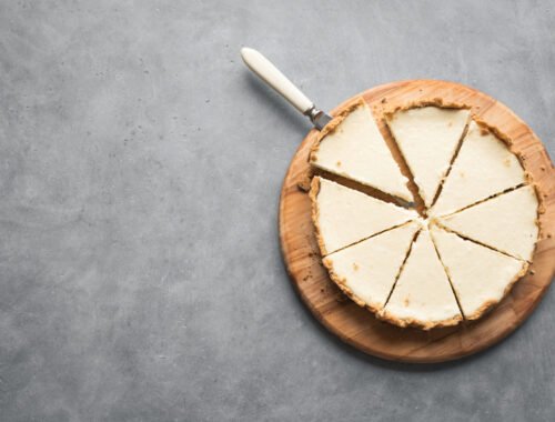 Jednoduchý recept na tvarohový koláč na sušienkach. Bude vlhký, sladký a nikdy nespadne