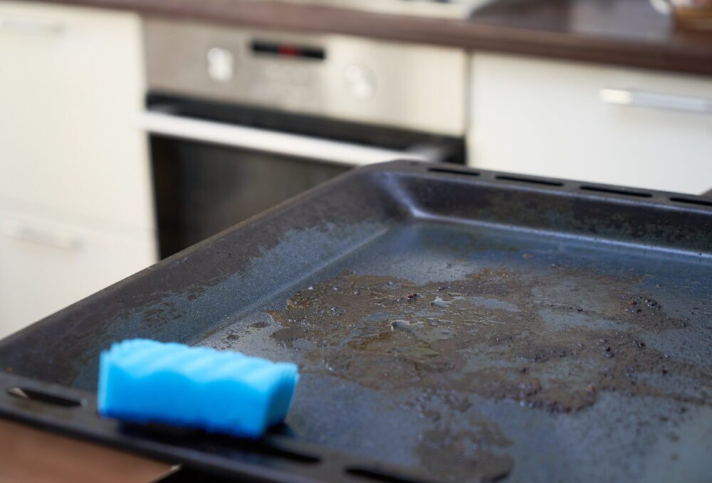 Jednoduchý spôsob, ako si poradiť s triviálnymi popáleninami. Posypte plech na pečenie a zapnite rúru. Žiadne drhnutie a žiadny pot na čele