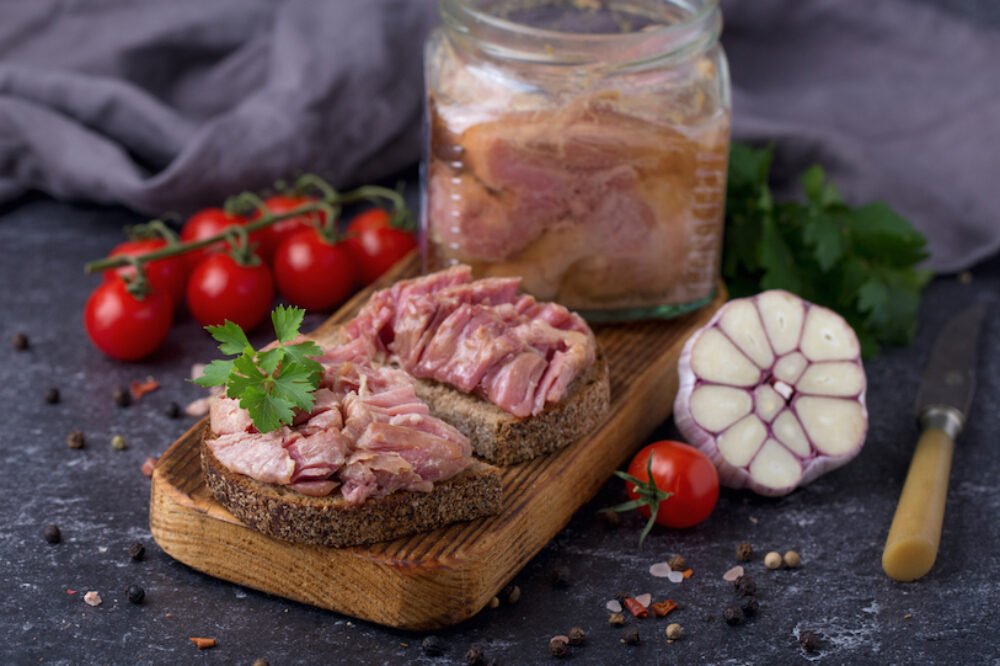 Na zimu nerobím len uhorky a cukety. Mäso dávam do pohárov a otváram ich na konci roka