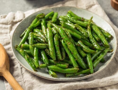 Na zelenú fazuľku na kyslo zabudnete. Zalejeme a podávame na večeru, rodina vylíže každý tanier