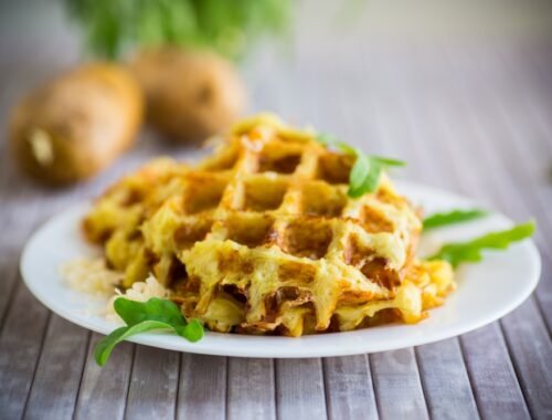 Zemiaky nastrúham, ale nesmažím ich. Namiesto toho ich hodím do vaflovača. Moja svokra ma požiadala o recept