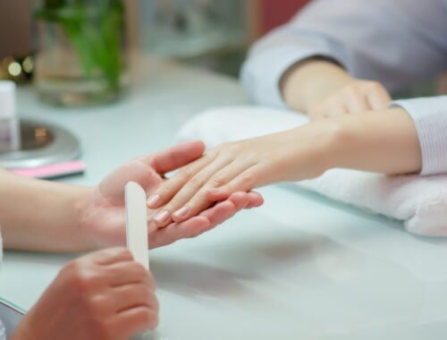 Zoštíhľuje ruky a predlžuje prsty. Vždy si pilujte nechty týmto spôsobom