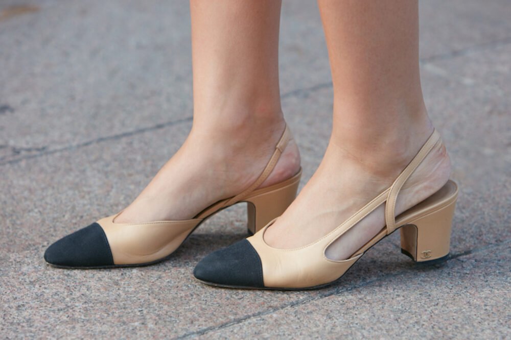 Slingbacks alebo nadčasové topánky bez podpätkov. Propagované Coco Chanel