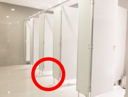 Prečo dvere na verejných toaletách často nesiahajú po zem? Z troch rôznych dôvodov