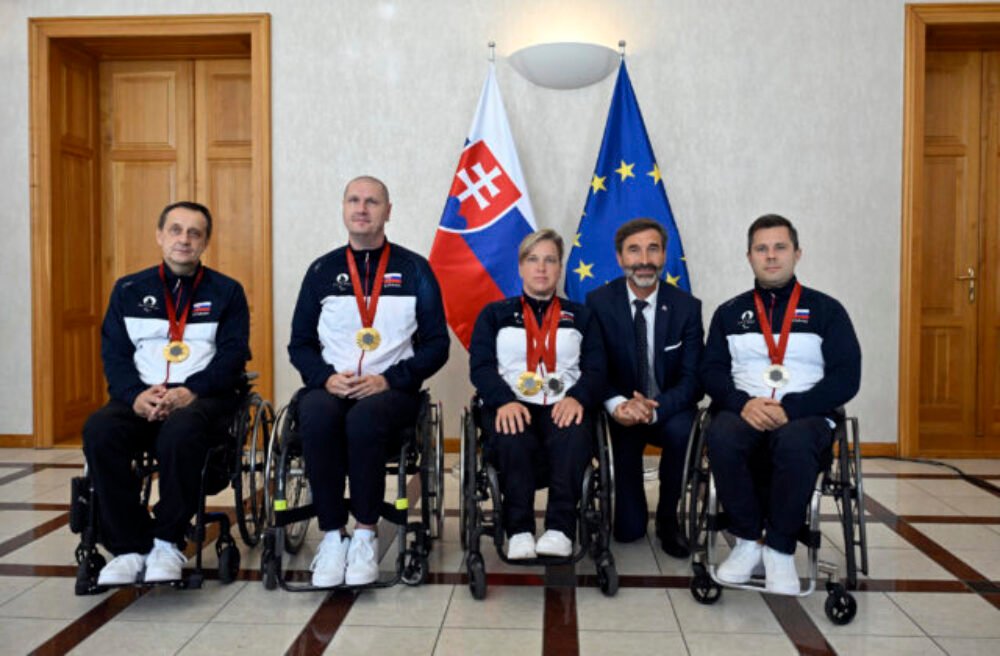 Blanár prijal paralympijských medailistov po návrate z Paríža. Minister je hrdý na výsledky, ktoré dosiahli (foto)