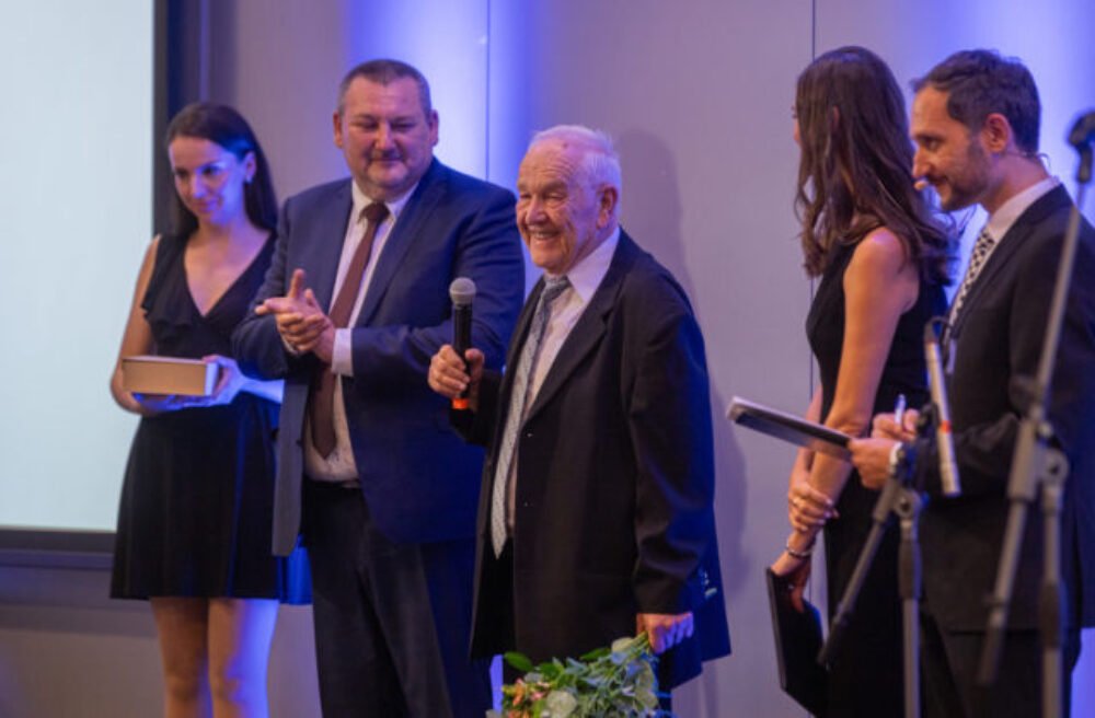 Ján Plachetka prvým členom Siene slávy slovenského šachu, na galavečere SŠZ slávnostne pečiatkoval známky