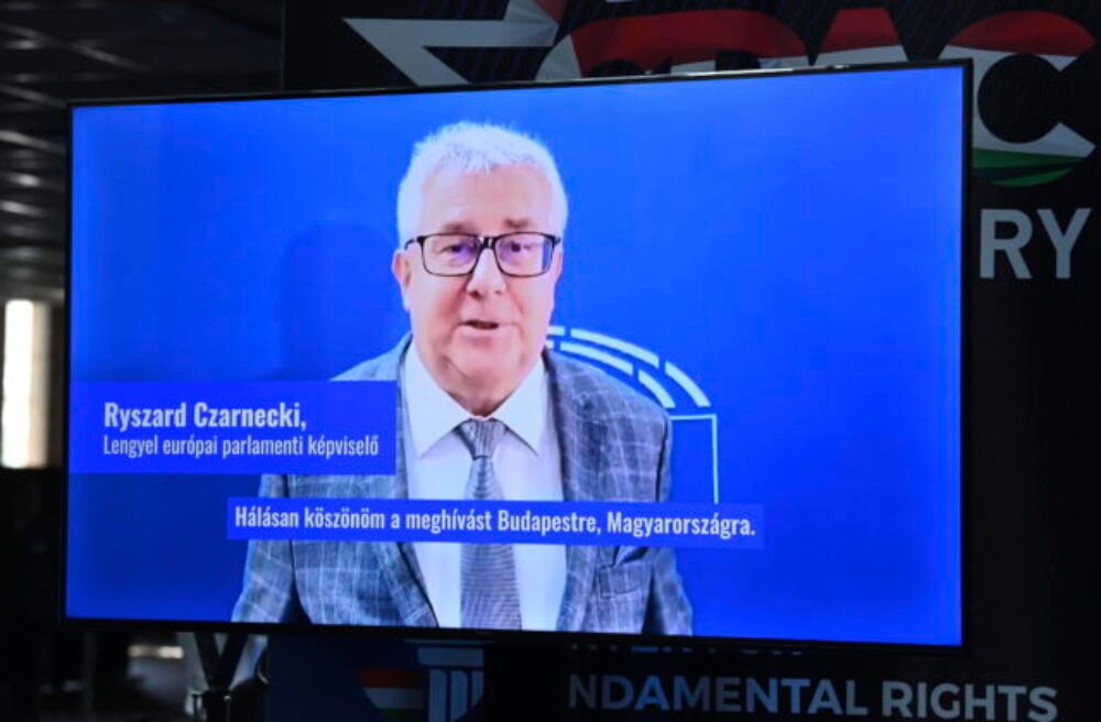 Bývalého poľského europoslanca a jeho manželku obvinili z korupcie a obchodovania s vplyvom
